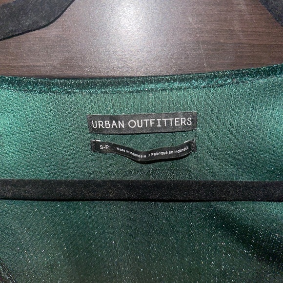 Urban Outfitters Green Velvet Metallic Deep V Neck Top - Picture 7 of 9